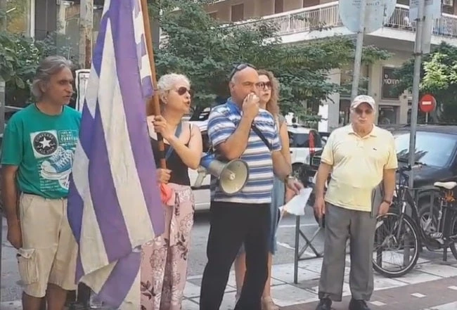 Νέα διαμαρτυρία για τη Μακεδονία έξω από τη Μητρόπολη Θεσ/νίκης – Το μήνυμα στον Άνθιμο με τη ντουντούκα (βίντεο)